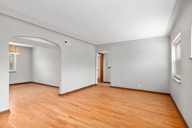 Building Photo - 5823 Lindenwood Ave