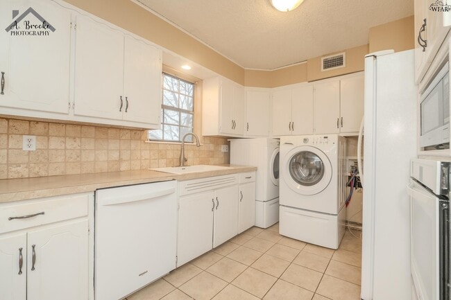 Building Photo - 5222 Jamaica Dr