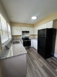 Building Photo - Renovated Townhouse