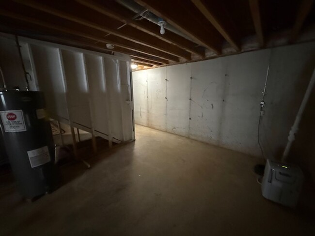 Building Photo - 421 DAHLIA
