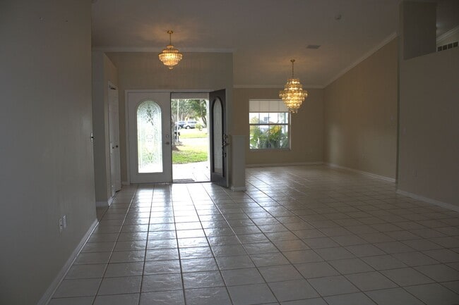 Building Photo - 3/2/3 Spring Hill Home