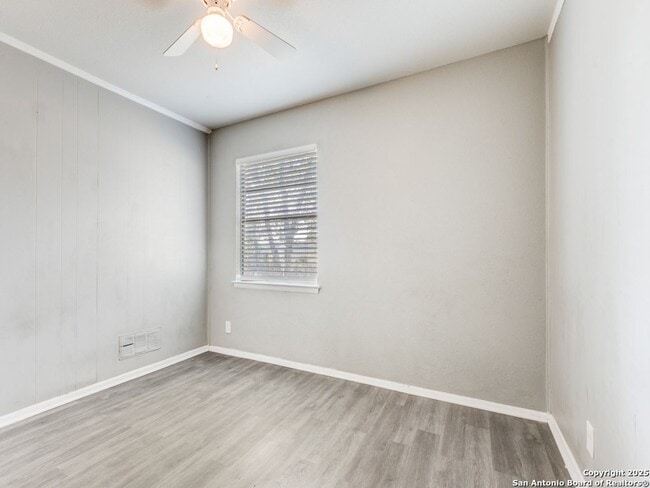 Building Photo - Charming Home Awaits: Spacious & Modern Living in a Prime Location