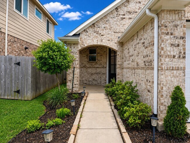 Building Photo - 31231 Balsam Hawk Ln