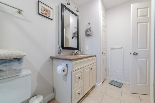 Building Photo - 1015 E Yager Ln