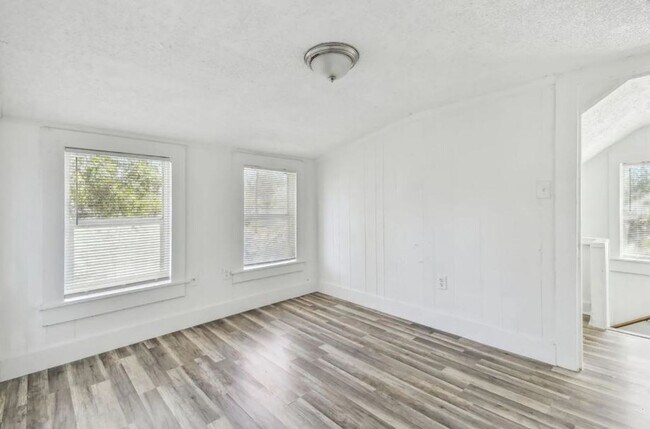 Building Photo - Housing Voucher Accepted: Charming 4-Bedroom Home in Saint Petersburg