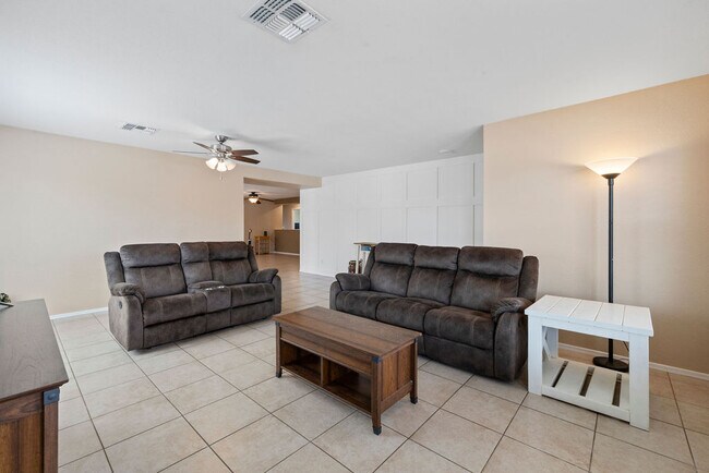 Building Photo - 5840 E Tercel Dr