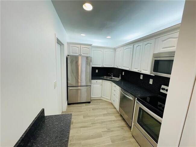 Building Photo - 3111 Oakland Shores Dr