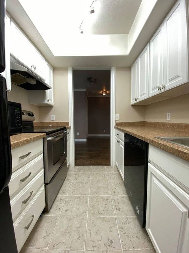 Building Photo - Updated 2 Bd 2 Ba Condo in Sandy