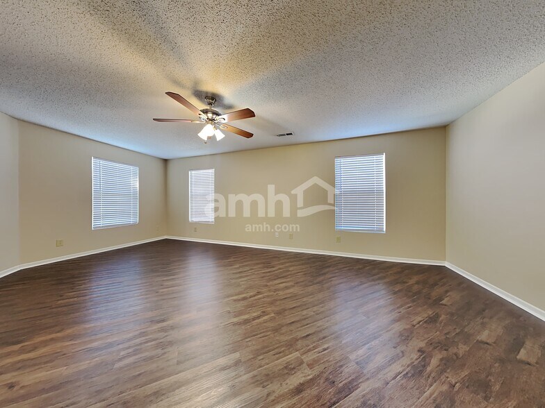 Building Photo - 10383 Homestead Dr