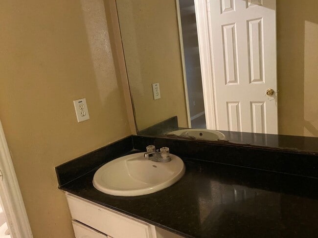 Building Photo - 4 Bed Home for Rent