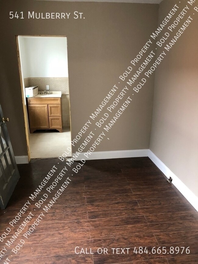 Building Photo - 541 Mulberry St