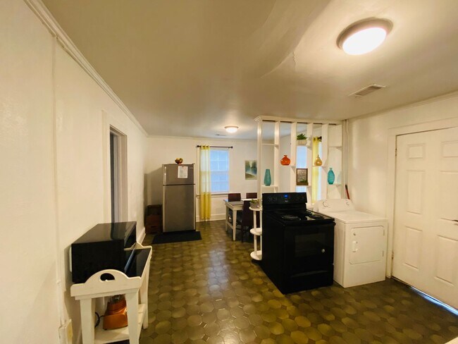 Building Photo - 2 Bedroom/1 Bath  - $875/Mo