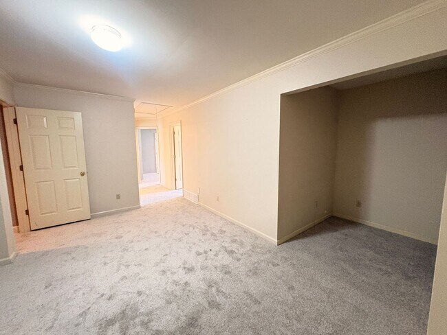 Building Photo - One Of Kind Home In Woodchase Subdivision! Over 3400 Sq Ft! Must have owner's approval on pets, f...