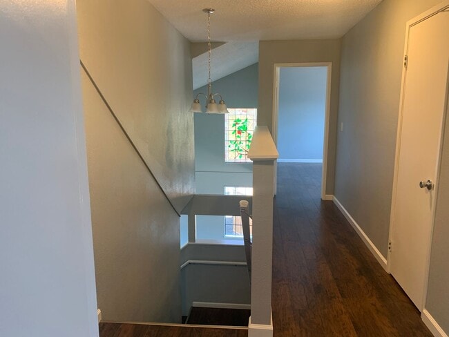 Building Photo - Desirable Brentwood Neighborhood!