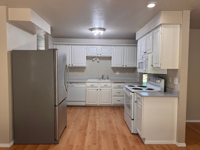 Building Photo - Terrace Heights 3br 2ba with double garage