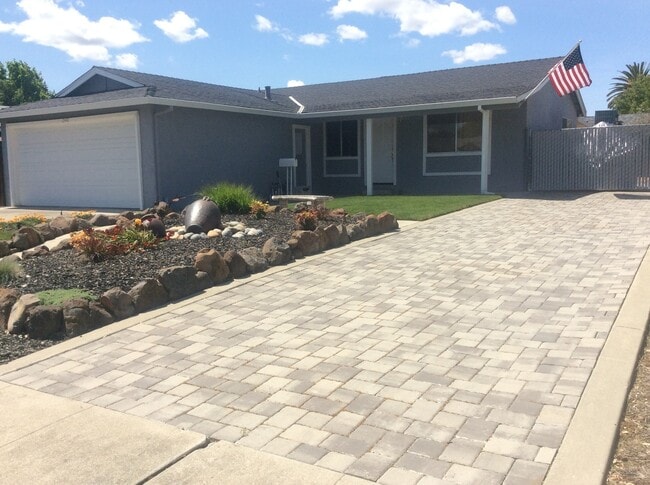 Building Photo - Charming & Cozy 3 Bedroom Home in Livermor...