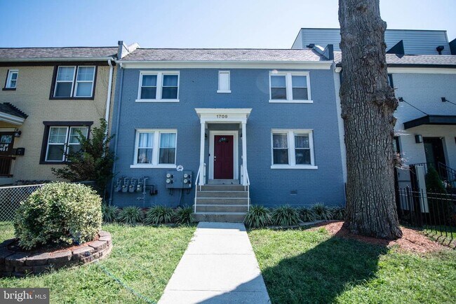 Building Photo - 1709 Trinidad Ave NE