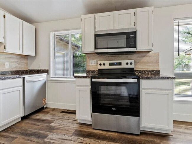 Building Photo - Murray beautiful 4 bed 2.5 bath family home