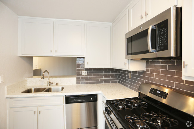 1BR, 1BA-Kitchen/Luxury - Indie Fairview