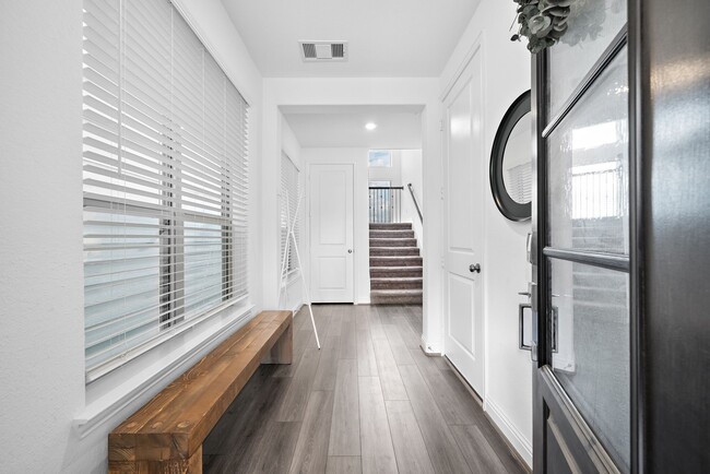 Building Photo - 11008 Mikula Dr