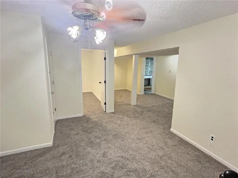 Building Photo - 1121 NE Ridgeview Dr