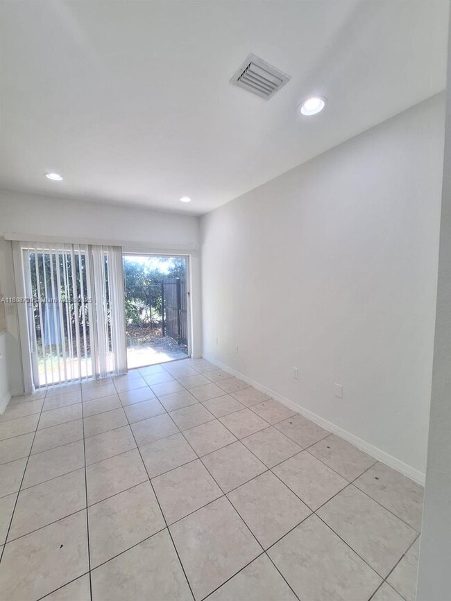 Building Photo - 1654 SE 31st Ct