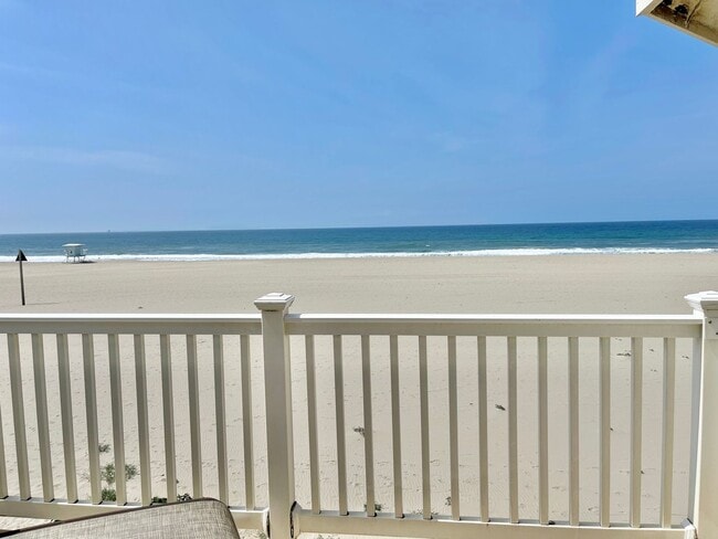 Building Photo - 4025 Ocean Dr