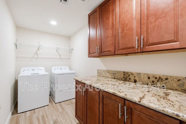 Building Photo - 3231 N Woodburne Dr