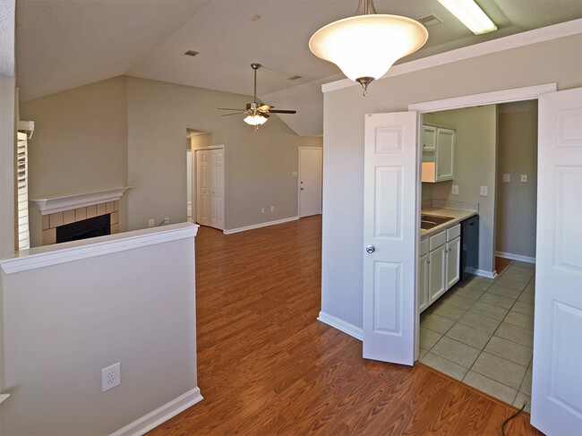 Building Photo - 3 bed, 2 bath near Hacks Cross and Shelby Dr