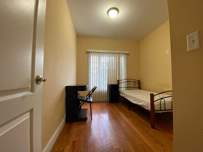 Building Photo - 187 Zabriskie St