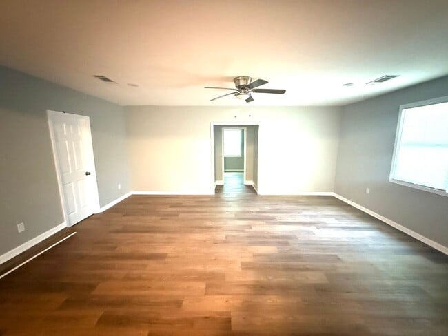Building Photo - ** 6 Bed 2 Bath located off Wares Ferry ro...