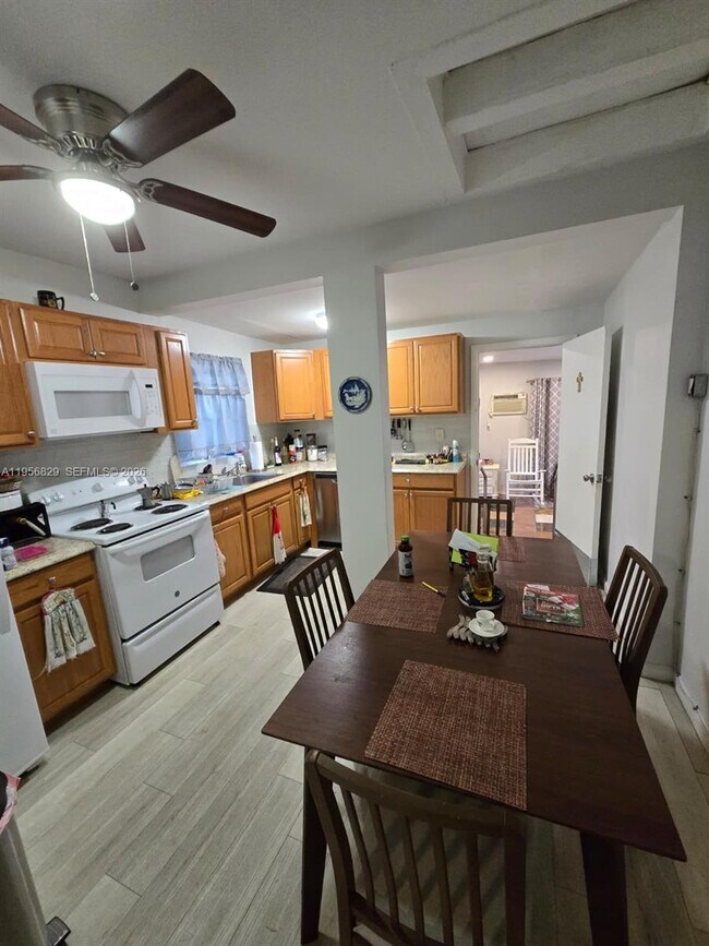 Building Photo - 3083 SW 17th St