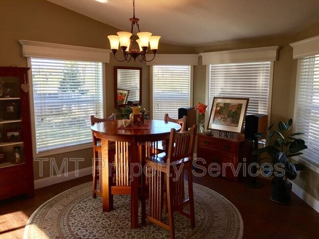 Building Photo - 1875 Templeton Rd