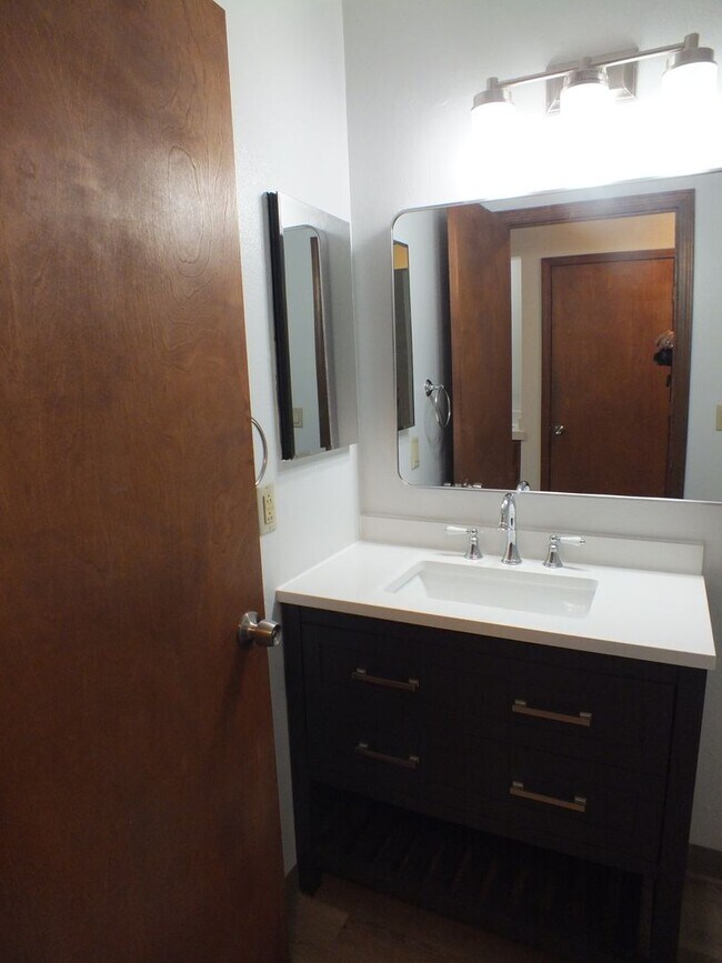 Building Photo - Cameron Park 2/2 1600 sf hidden gem!