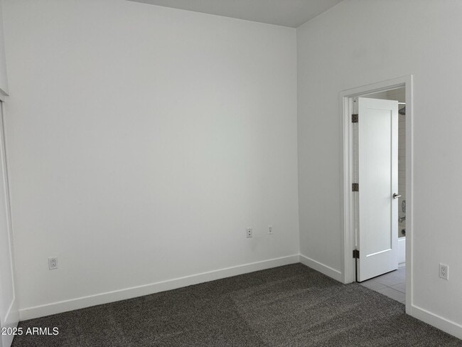 Building Photo - 615 N 6th Ave