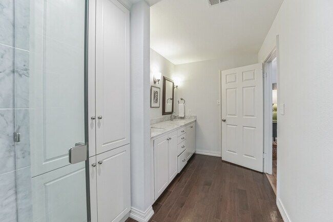 Building Photo - 3444 Normandy Ave