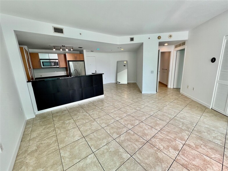 Building Photo - 300 S Biscayne Blvd