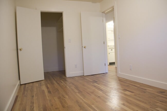 Building Photo - Bottom level 2bed, new s/s appliances, off street parking, on site laundry, all dogs welcome!