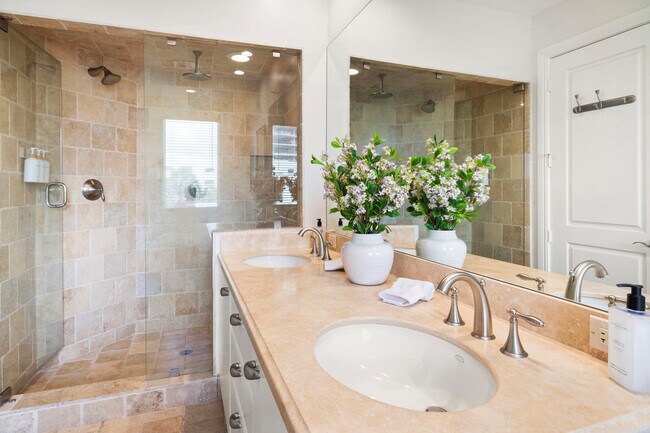 Building Photo - 514 N Birch Rd