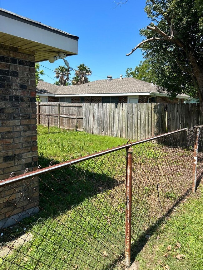 Building Photo - 510 Chalmette Ave