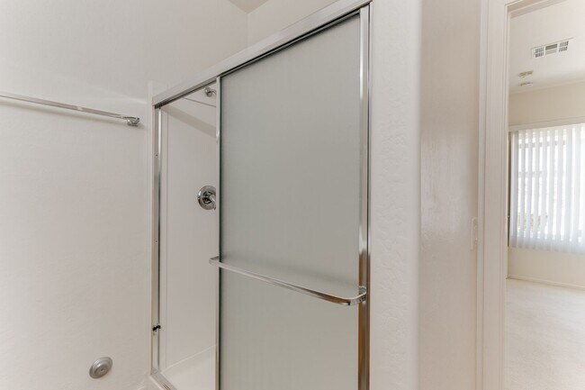 Building Photo - Spacious & Bright 3-Bed Home in Desirable ...