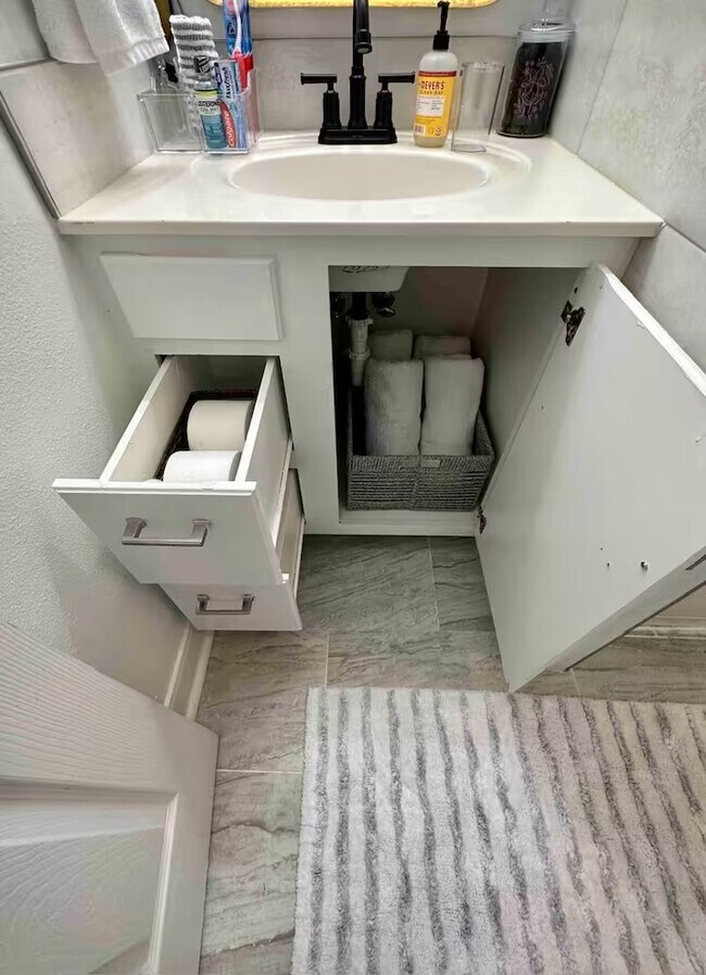 Building Photo - 2210 Christian St