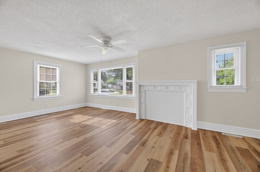 Building Photo - 2813 Jackson Dr