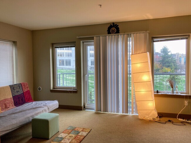 Small balcony with Mt Rainier view - 2440 Western Ave