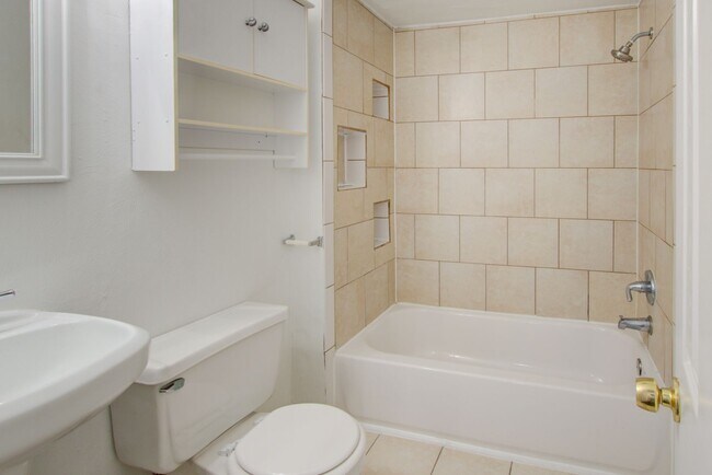 Building Photo - 6 Bed, 1.5 Bath Home in Granby School Dist...