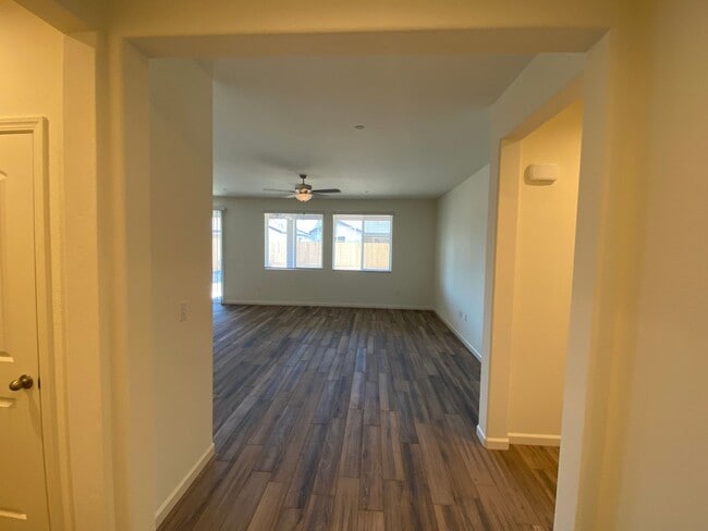 Building Photo - Gorgeous NEWER home between Tulare and Vis...