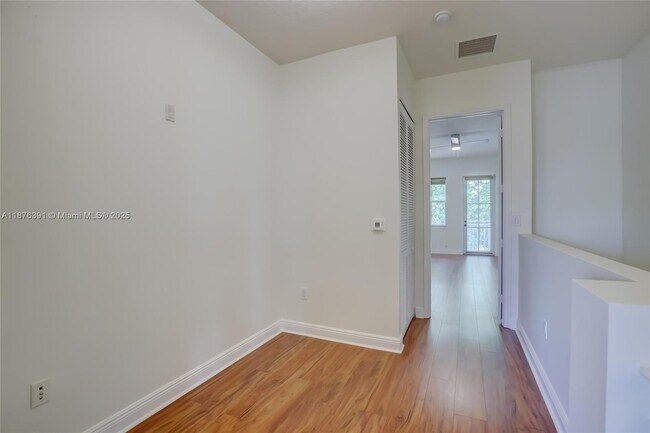 Building Photo - 406 SW 14th Ave