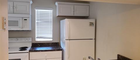 Building Photo - 9962 Twin Lakes Dr