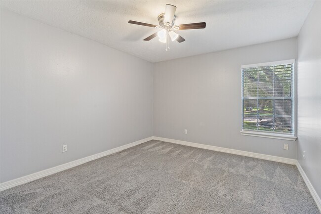Building Photo - 210 Pecan Valley Ct