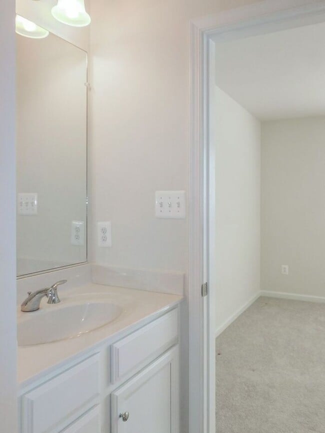 Building Photo - Pet Friendly 3 Story Inner Townhouse with ...